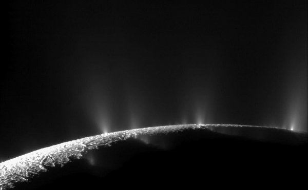 Космодром кораблей пришельцев на спутнике Сатурна попал на фото