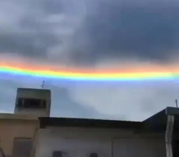 Нибиру искажает атмосферу Земли: Очевидец снял «вывернутую наизнанку» радугу