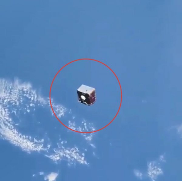 Вторжение в День России: Астронавты МКС засняли дрон-разведчик Нибиру на орбите Земли