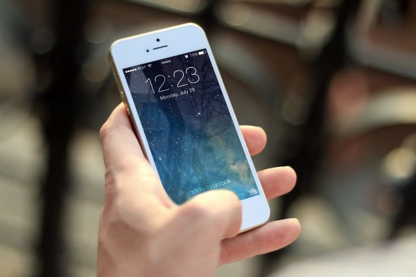Высыхает мозг, и болят руки: Постоянное использование iPhone вызывает болезнь 21-го века