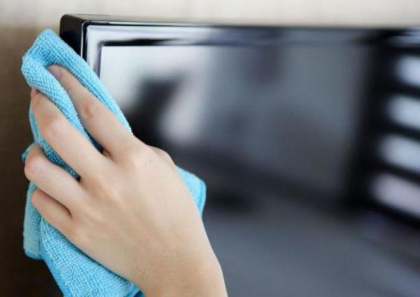 Как безопасно очищать экран телевизора от пыли?
