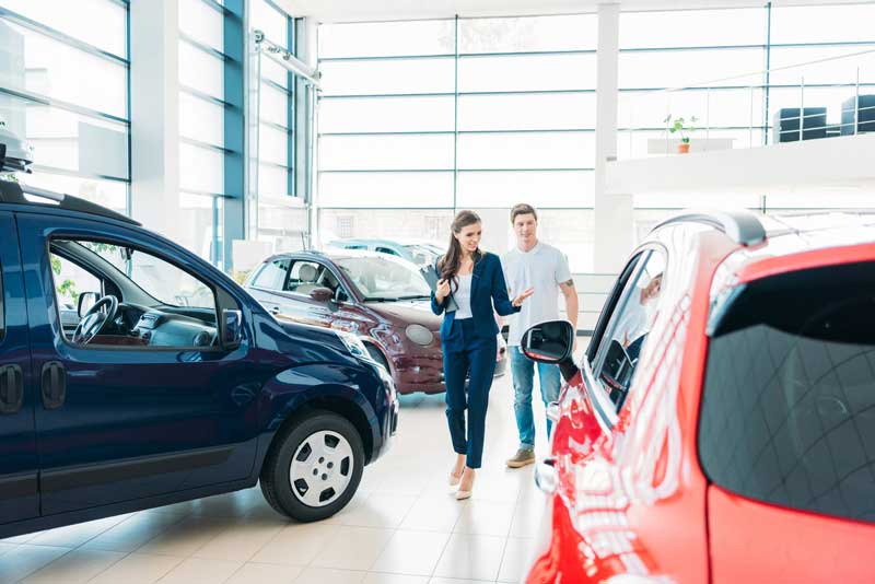 Выгодно ли покупать новую машину в автосалоне?